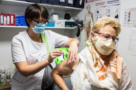 Déjà 36 pays autorisent la vaccination en pharmacie et de nombreux autres s'apprêtent à les suivre