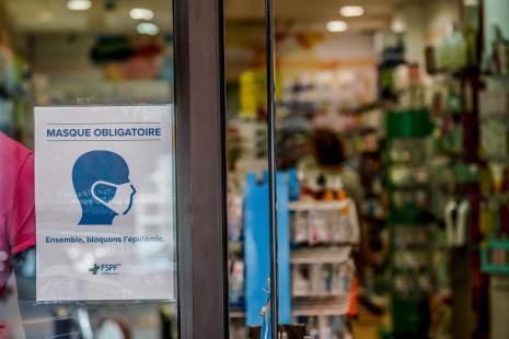 8 pharmaciens sur 10 continuent d’imposer le port du masque dans leur officine