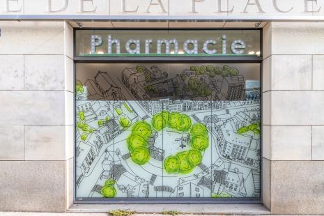 Plus transparentes, ou plus simples à lire, les vitrines de 2021 ne frustrent pas le regard rapide du passant (Pharmacie Canclaux-Boudard)