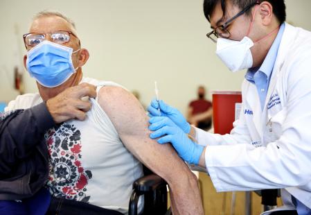 Un homme se fait vacciner contre la variole du singe