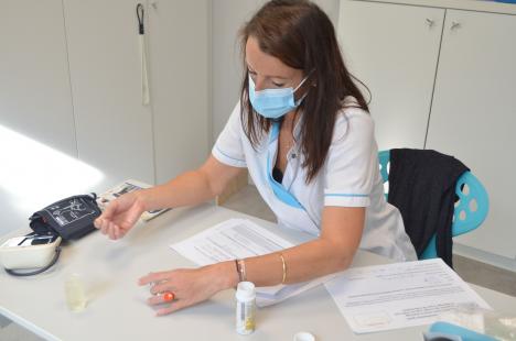 Géraldine Montagnon, pharmacienne, effectue un test urinaire